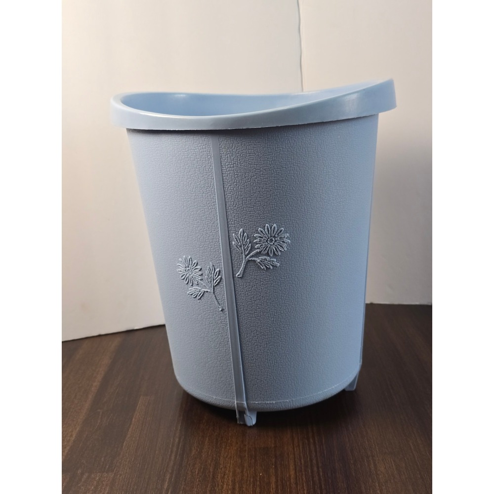 Vintage Light 


1970s Rubbermaid Periwinkle Blue Wastebasket Daisy Embossed